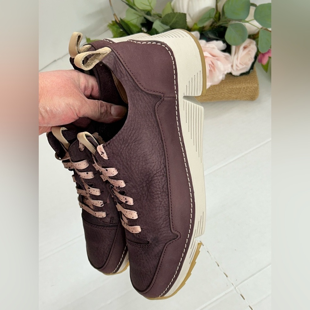 Clarks Dark Brown Sneakers with Light Pink Laces - Picture 3 of 6